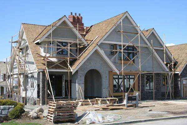 How to Choose the Right Roofing Contractor for Your Home
